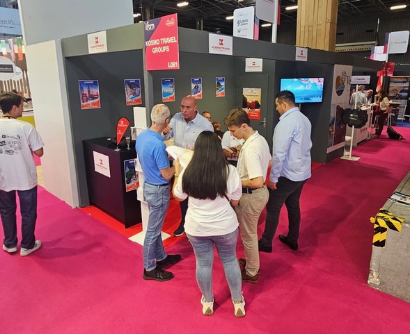 Échanges avec les visiteurs sur le stand KOSMO Travel Groups au salon IFTM