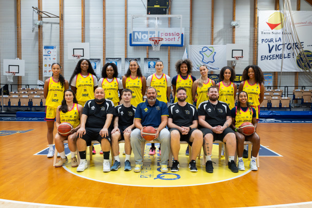 Photo de groupe de l’équipe féminine de basket de Trith Porte du Hainaut et de son encadrement sur le terrain
